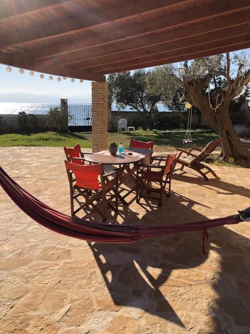 House By The Sea At Skaloma, Loutraki Villa Vouliagmeni Sø Eksteriør billede